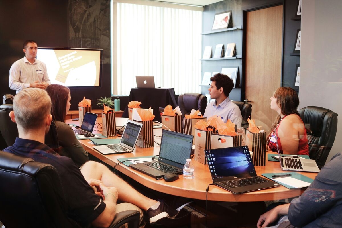 Should you hire a freelance copywriter or use an agency?